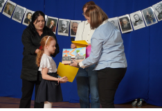 Jeden nauczyciel wyczytuje laureata konkursu plastycznego w kategorii klas pierwszych. Drugi i trzeci nauczyciel wręcza uczennicy z klasy pierwszej dyplom i nagrodę.