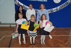 Wspólne zdjęcie nauczycieli i laureatów konkursu plastycznego w kategorii klas pierwszych.