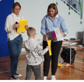 Jeden nauczyciel wyczytuje laureata konkursu plastycznego w kategorii klas drugich. Drugi nauczyciel wręcza uczniowi z klasy drugiej dyplom i nagrodę.