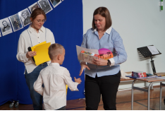 Jeden nauczyciel wyczytuje laureata konkursu plastycznego w kategorii klas drugich. Drugi nauczyciel wręcza uczniowi z klasy drugiej dyplom i nagrodę.