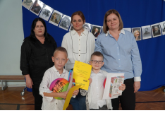 Wspólne zdjęcie nauczycieli i laureatów konkursu plastycznego w kategorii klas drugich.