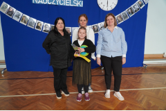 Wspólne zdjęcie nauczycieli i laureatki konkursu plastycznego w kategorii klas trzecich.