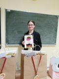Zwyciężczyni konkursu niemieckich łamańców językowych Alicja Jóźwiak pozuje z dyplomem.