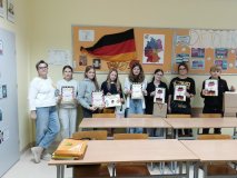 Uczestniczki i uczestnicy konkursu "Zungenbrecher" z nauczycielką języka niemieckiego panią Moniką Kopką-Wonsowską pozują z dyplomami i nagrodami.