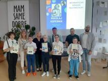 Grupowe zdjęcie laureatów konkursu. 