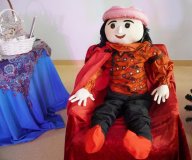 Lalka króla Maciusia I na tronie.