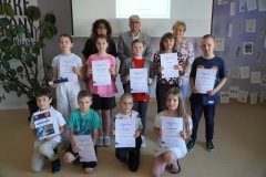 Wszyscy uczestnicy konkursu z klas trzecich prezentują nagrody i dyplomy. Na zdjęciu, razem z uczestnikami,  jest  Pan Dyrektor, pani A. Markowska i pani I. Walczak.