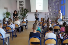 W bibliotece szkolnej zebrały się wszystkie dzieci, które wzięły udział w konkursie. Witają je panie odpowiedzialne za przeprowadzenie konkursu – A. Markowska i I. Walczak.