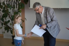 Pan Dyrektor wręcza główną nagrodę, wieczne pióro koloru niebieskiego z grawerem, uczennicy klasy drugiej za zajęcie I miejsca.
