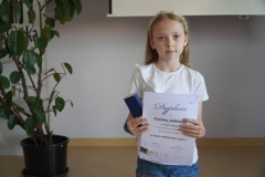 Laureatka prezentuje główną nagrodę ufundowaną przez Dyrektora Szkoły- wieczne pióro oraz dyplom.