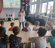 Prowadząca szkolny konkurs pięknego czytania, pani Natalia Szwech, objaśnia uczestnikom zasady konkursu.