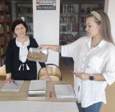 Prowadząca szkolny konkurs pięknego czytania, pani Natalia Szwech, objaśnia uczestnikom zasady konkursu.