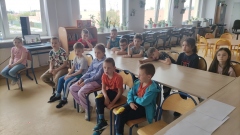Publiczność słucha tekstów czytanych przez uczestników konkursu.