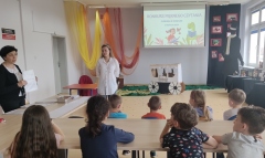 Prowadząca szkolny konkurs pięknego czytania, pani Natalia Szwech, objaśnia uczestnikom zasady konkursu.