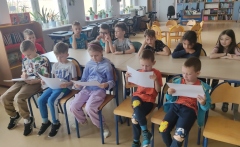 Publiczność słucha tekstów czytanych przez uczestników konkursu.