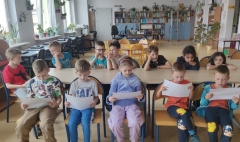 Publiczność słucha tekstów czytanych przez uczestników konkursu.