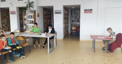 Uczestnik konkursu czyta wylosowany fragment z książki dla dzieci.