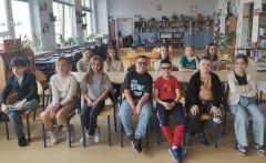 Publiczność słucha tekstów czytanych przez uczestników konkursu.