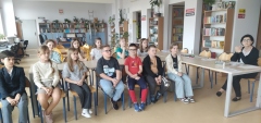 Publiczność słucha tekstów czytanych przez uczestników konkursu.