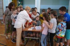 Uczniowie, reprezentujący klasę, wykonują zadanie konkursowe - tworzą plakat przyrodniczy. 