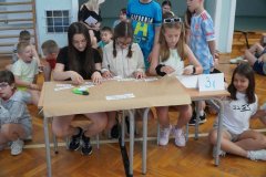 Uczniowie, reprezentujący klasę, wykonują zadanie konkursowe - układają hasła związane z ochroną przyrody. 