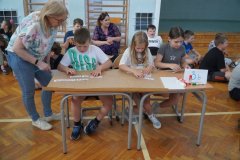 Uczniowie, reprezentujący klasę, wykonują zadanie konkursowe - układają hasła związane z ochroną przyrody. 