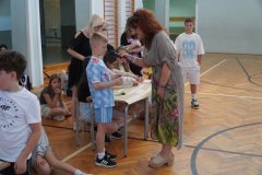 Uczniowie, reprezentujący klasę, wykonują zadanie konkursowe - układają hasła związane z ochroną przyrody. 
