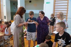 Uczniowie, reprezentujący klasę, wykonują zadanie konkursowe - odczytują  ciekawostki przyrodnicze. 