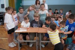 Uczniowie, reprezentujący klasę, wykonują zadanie konkursowe - zapisują odpowiedzi na pytania. 