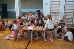 Uczniowie, reprezentujący klasę, wykonują zadanie konkursowe - zapisują odpowiedzi na pytania. 