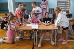 Uczniowie, reprezentujący klasę, wykonują zadanie konkursowe - zapisują odpowiedzi na pytania. 