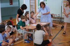 Uczniowie, reprezentujący klasę, wykonują zadanie konkursowe - odczytują odpowiedzi na pytania. 