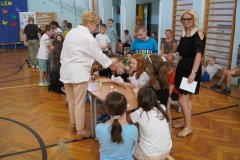 Uczniowie, reprezentujący klasę, wykonują zadanie konkursowe - zapisują odpowiedzi na pytania. 
