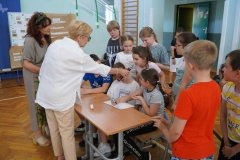 Uczniowie, reprezentujący klasę, wykonują zadanie konkursowe - udzielają odpowiedzi na pytania. 