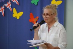 Pani wicedyrektor z uśmiechem wita uczestników konkursu.