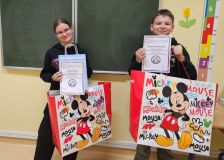 Zdjęcie Ali oraz Dominika z nagrodami oraz dyplomami