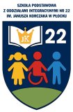 Szkoła Podstawowa nr 22 z Oddziałami Integracyjnymi im. Janusza Korczaka w Płocku – logo z otwartą księgą, koroną, inicjałami JK, liczbą 22 oraz symbolami dzieci: dziewczynki, dziecka na wózku inwalidzkim i chłopca, trzymających się za ręce.
