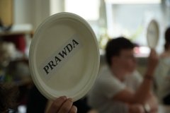 Zbliżenie na papierową tabliczkę z napisem PRAWDA- odpowiedź wybrana przez uczestnika quizu.