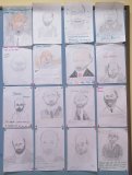 zdj.-2 Zdjęcie przedstawia tablicę szkolną z portretami Janusza Korczaka. Na każdym ze zdjęć znajduje się cytat nawiązujący do twórczości Korczaka.