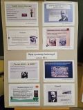 Zbliżenie na tablicę ścienną lub plakat, podzielony na sekcje z informacjami o Januszu Korczaku, jego książkach, pseudonimie, zawodzie oraz cytatami. Sekcje są opisane m.in. "Książki Janusza Korczaka", "Pseudonim", "Janusz Korczak – patron naszej szkoły".