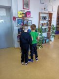  biblioteka szkolna - uczniowie oglądają prezentowane na wystawce tematyczne książki