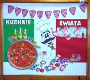 Gazetka szkolna informująca o tym, dania jakiej kuchni będą serwowane w danym miesiącu w szkole. Przedstawia kucharz, pizzę i napis, iż jest to kuchnia włoska. 