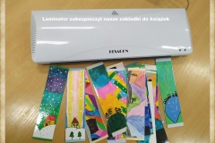 Laminator i zakładki do książek.