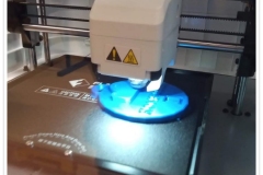 Drukarka 3d drukuje medal na szkolny konkurs.