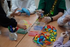 Uczestnicy Laboratorium św. Mikołaja- uczniowie klas 4 samodzielnie wykonują zorzę polarną- barwią watę i układają ją w wymyślny sposób w słoiku. Wykonują również świąteczny łańcuch z kolorowych pasków na choinkę.