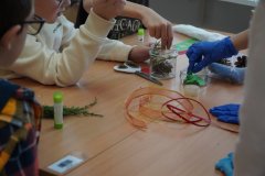 Uczniowie klas 4 wykonują z przygotowanych materiałów stroiki świąteczne.