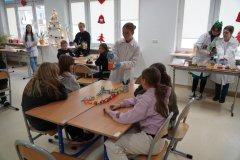 Uczennica klasy 7 prezentuje uczestnikom laboratorium przepiękną lampę lawę- do szklanej wąskiej, a wysokiej szklanki z zabarwioną wodą i olejem, wrzucona została musująca tabletka, która spowodowała przepiękne zjawisko "kolorowej wrzącej lawy".