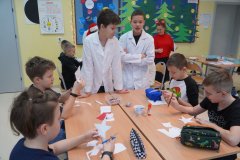 foto_10 grupka czwartoklasistów wykonujący w obecności pomocników Św. Mikołaja swoje gwiazdki "jestem wdzięczny za..."