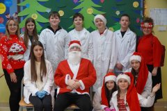 foto_14 zdjęcie grupowe: Św. Mikołaj oraz jego pomocnicy- uczniowie klas siódmych, którzy prowadzili Laboratorium wraz z przedstawicielkami nauczycielek zespołu przyrodniczego, P. Anetą Szatkowską i P. Celiną Krysińską.