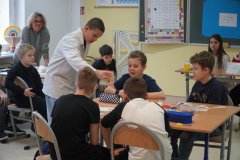 foto_4 pokaz gotowej "świątecznej lampy lawy" grupie czwartoklasistów